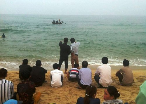 3 thanh niên bị sóng biển cuốn khi đi chơi