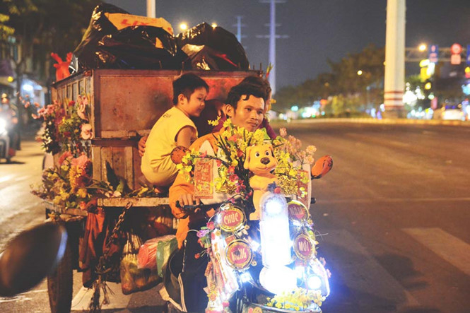 16 Cận cảnh chiếc xe chở rác độc nhất vô nhị giữa 