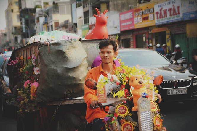 Cận cảnh chiếc xe chở rác độc nhất vô nhị giữa Sài