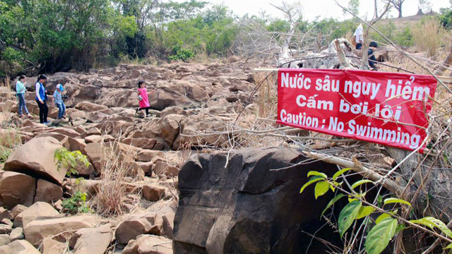 Thủy điện bất ngờ xả nước, hai cô gái