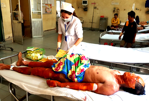 Cháy tàu chở xăng dầu ở miền Tây, hai 