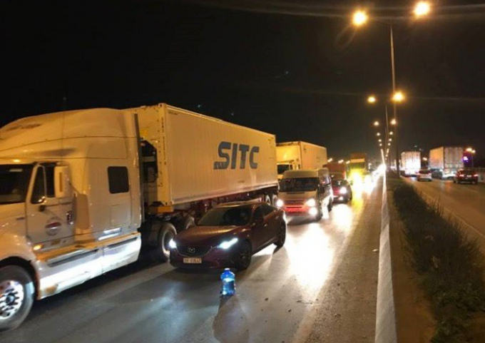 Nói không có tiền gọi cứu hộ, tài xế bỏ mặc contai