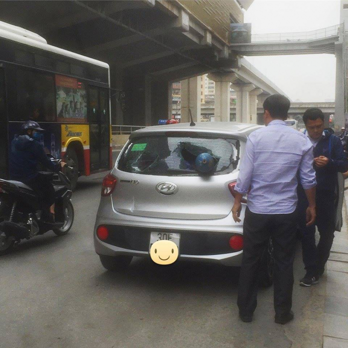 Ô tô đột nhiên bị bình khí lớn xuyên thủng kính kh