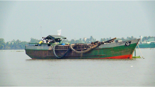 Nam thanh niên bị sét đánh rớt xuống sông