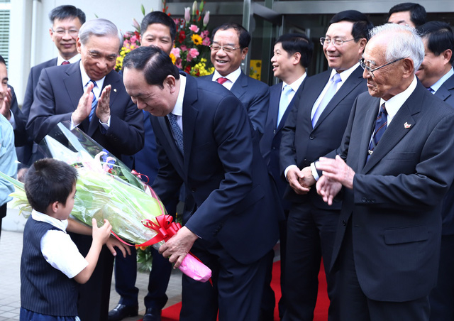 2 Chủ tịch nước thăm nhà máy sản xuất động cơ xe đ