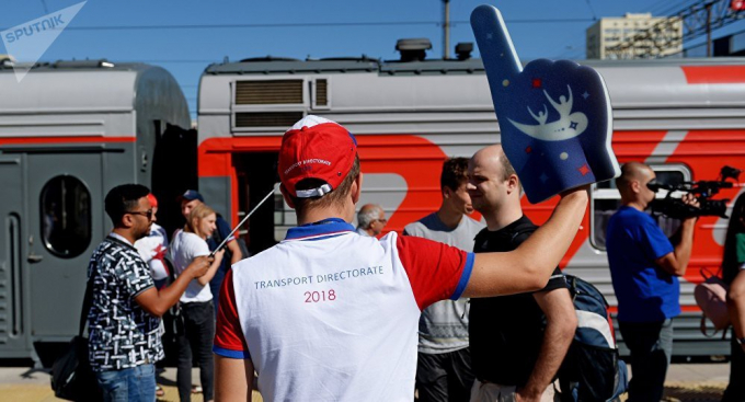 Cổ động viên Anh say rượu quậy phá trên tàu hỏa ở 