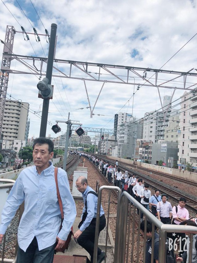 Động đất 6,1 độ richter, người dân vẫn bình tĩnh x