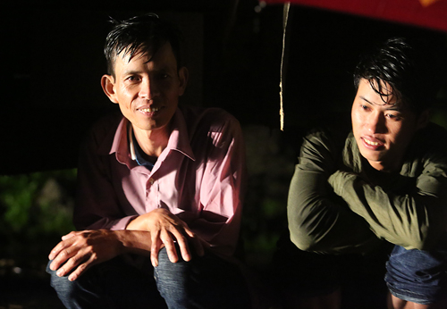 2 Hàng trăm người vạ vật trong đêm chờ thông đường