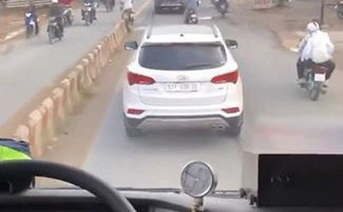 o-to-Santa Fe-khong-nhuong-duong-cho-xe-cuu-hoa-ds