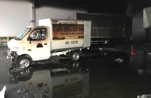 8 ôtô tải trong cửa hàng mua bán xe bị cháy