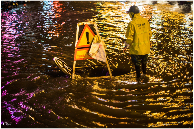 Bức ảnh Người canh tử thần trong đêm ngập kinh hoà