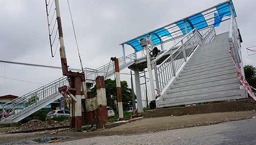 Cầu bộ hành vượt đường sắt gây tranh