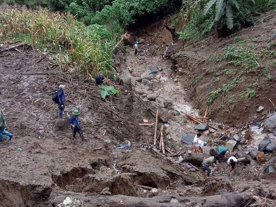 2 12 người chết và mất tích, giao thông tê liệt