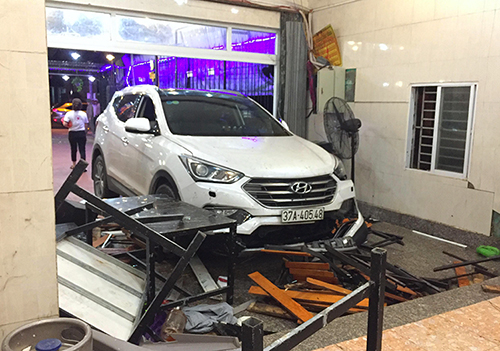 Tài xế ôtô tông 9 người ở quán nhậu do cài nhầm số