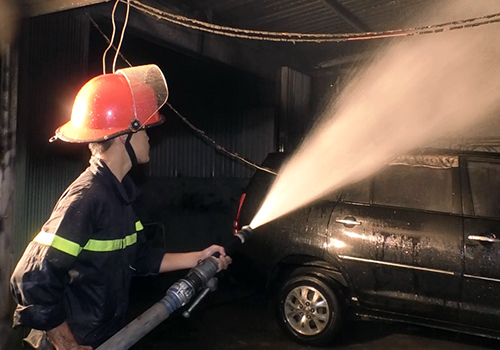 Cháy gara ở Đà Nẵng, nhiều ôtô bị thiê