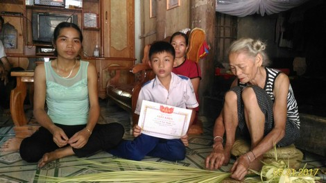 Cậu học sinh nghèo 5 năm làm đôi chân cho bạn đến trường mỗi ngày- Ảnh 3.