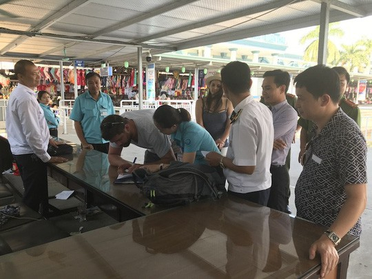 Cặp vợ chồng nước ngoài bị lừa khi đặt vé nghỉ tại