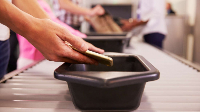 Đây là thứ bẩn nhất tại sân bay nhưng ai cũng phải