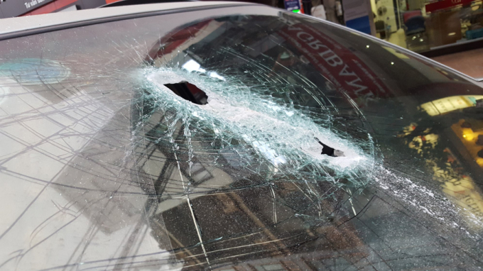 Sắt lại rơi từ công trình cao tầng đâm thủng kính 