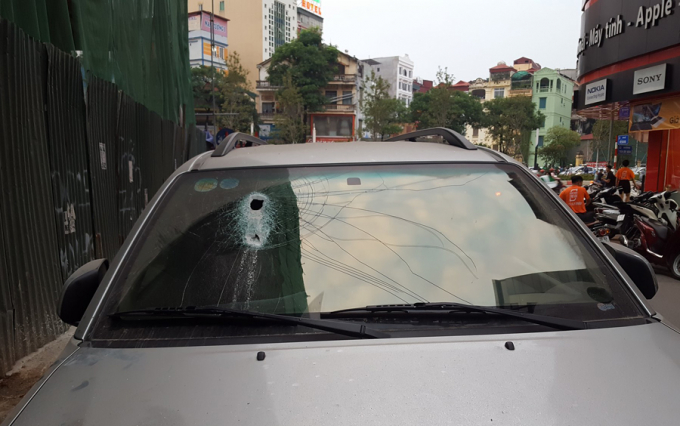 Sắt lại rơi từ công trình cao tầng đâm thủng kính 