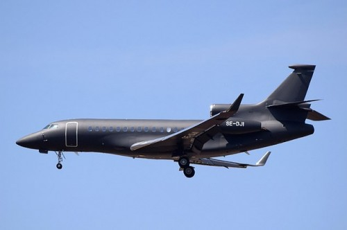 Máy bay chở vợ chồng Hoàng tử Anh bị sét đánh trún