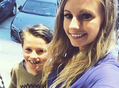 Mẹ ngất xỉu, bé 8 tuổi lái xe gần 100 km:h đến nơi