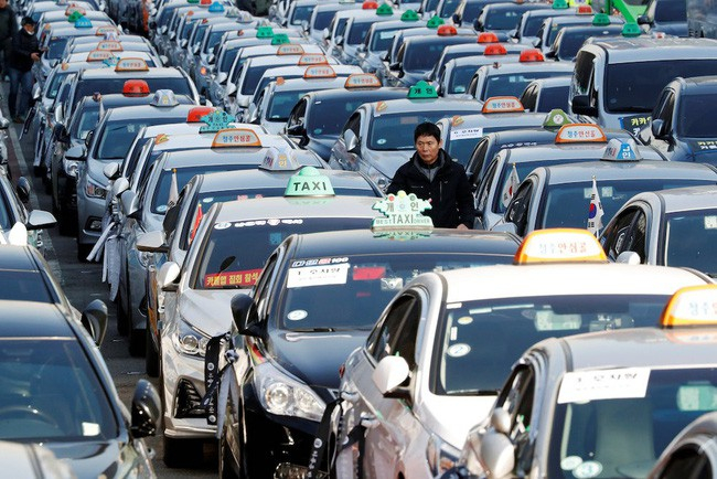 reuterskoreacarprotest-1545330363762459025927-1545