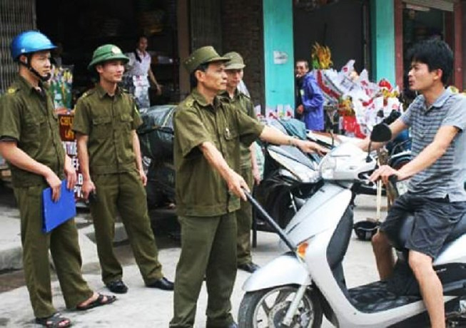 cong-an-xa-co-duoc-phep-dung-xe-xu-phat_qrit
