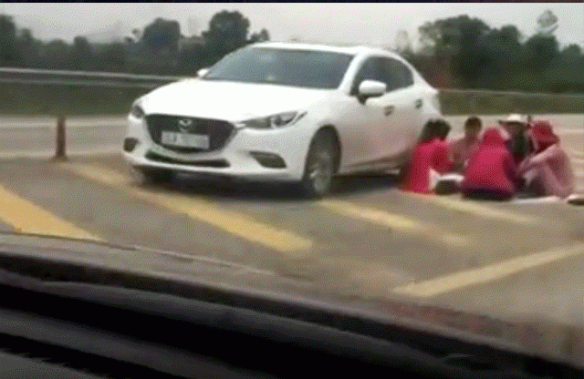 muc-phat-nao-cho-viec-dung-xe-an-uong-tren-duong-c