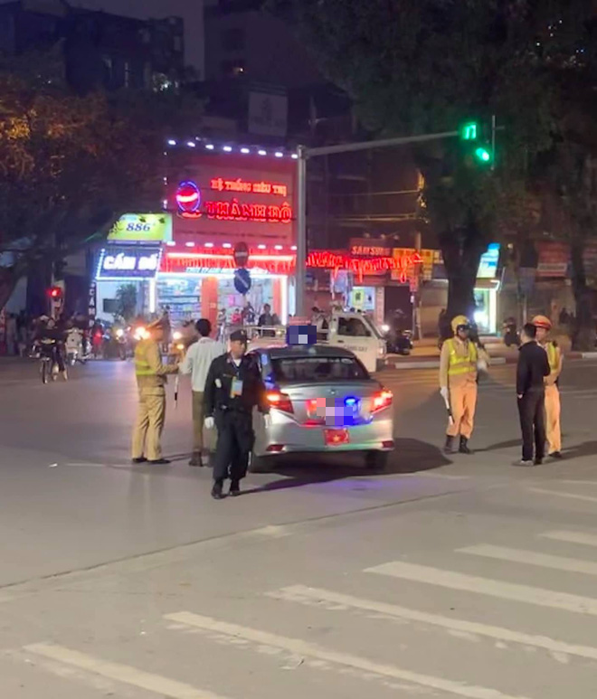 Xe taxi chạy lạc vào đoàn xe ưu tiên phục vụ Hội n