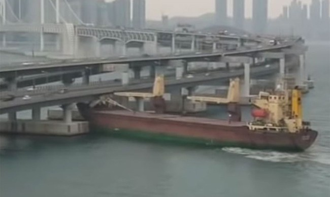 Thuyền trưởng say rượu, tàu chở hàng đâm vào chân 