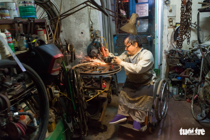 1 Người đàn ông ngồi xe lăn 20 năm làm xe cho ngườ