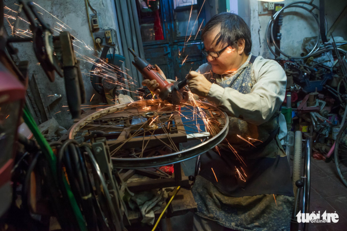 2 Người đàn ông ngồi xe lăn 20 năm làm xe cho ngườ