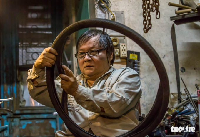 3 Người đàn ông ngồi xe lăn 20 năm làm xe cho ngườ