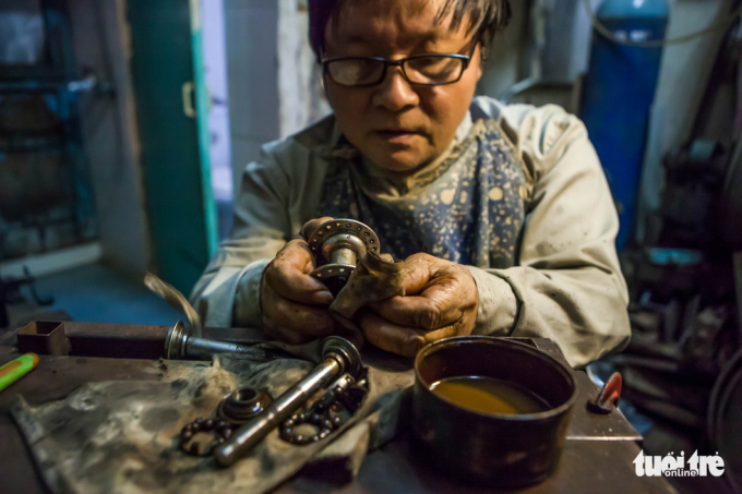 4 Người đàn ông ngồi xe lăn 20 năm làm xe cho ngườ