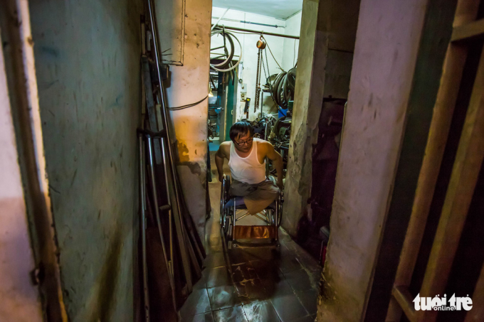 5 Người đàn ông ngồi xe lăn 20 năm làm xe cho ngườ