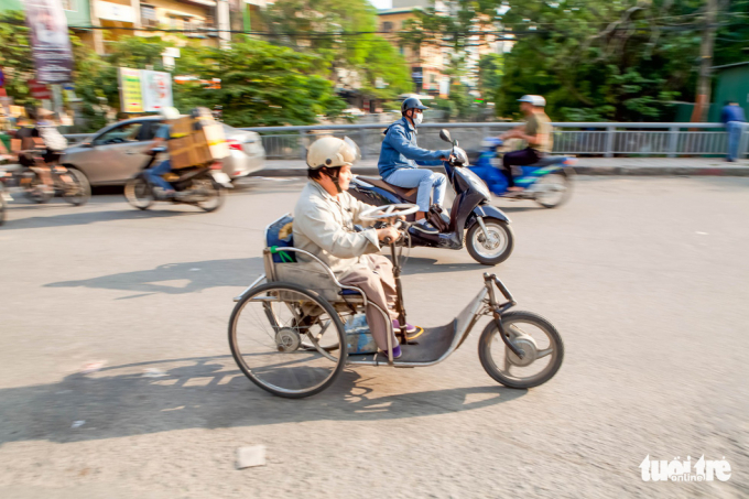 7 Người đàn ông ngồi xe lăn 20 năm làm xe cho ngườ