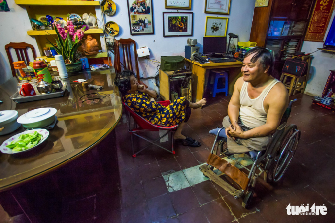 8 Người đàn ông ngồi xe lăn 20 năm làm xe cho ngườ