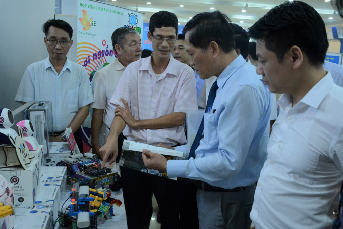 25.4 TT đi tham quan gian hang