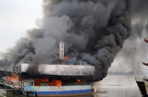 Thuyền nổi trên Hồ Tây bốc cháy