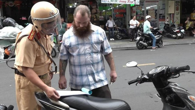 nguoi-nuoc-ngoai-vi-pham-giao-thong_njch