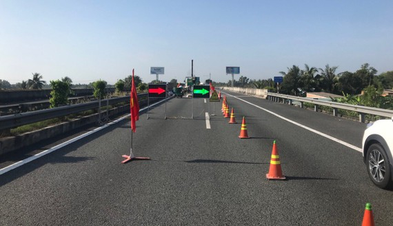 Sửa chữa các khe co giãn trên tuyến cao tốc TPHCM 