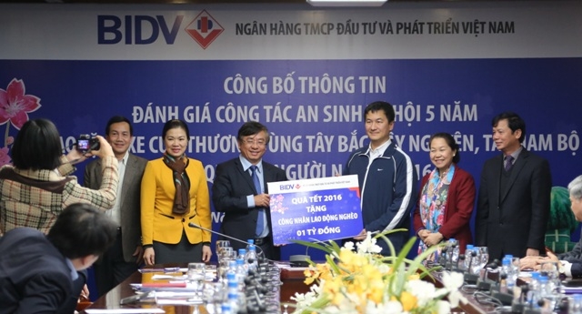 BIDV tang qua Tet nguoi ngheo