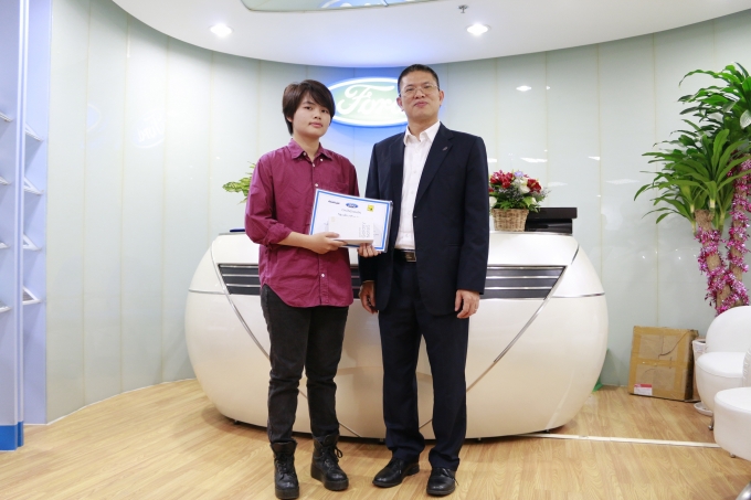 TGD Pham Van Dung trao giai Nhat cho Ngoc Bernus