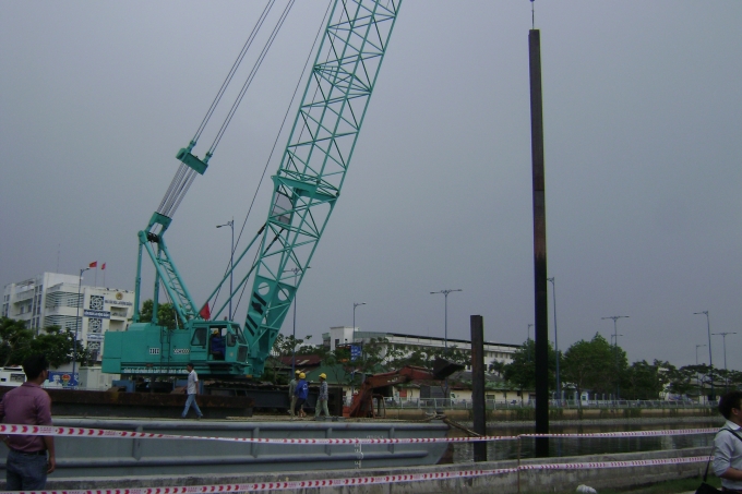 THI CÔNG KÈ CHỐNG SẠT LỠ Ở BẾN BÌNH  ĐÔNG, q.8, ẢN