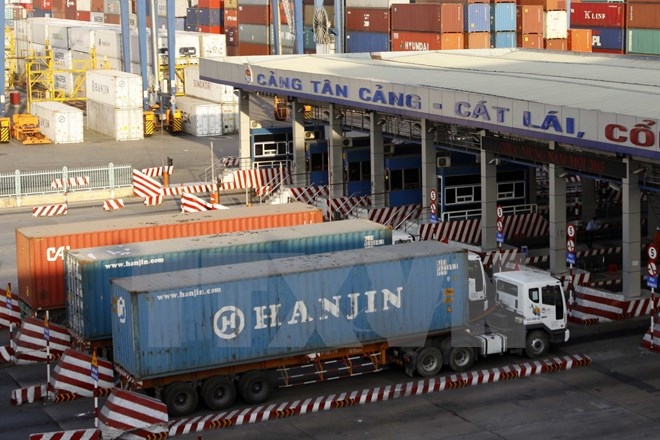 Bức xúc tình trạng xe container chở hàng quá tải ở TP.HCM
