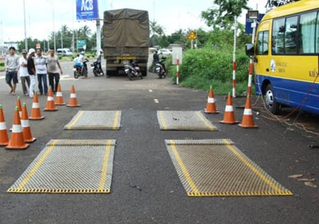 tram-can-tai-trong-bi-nhom-thanh-nien-dap-pha