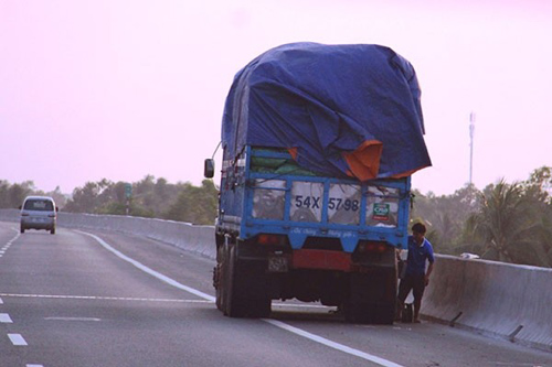 vovgiaothong_Vì sao nhiều xe nổ lốp trên cao tốc?