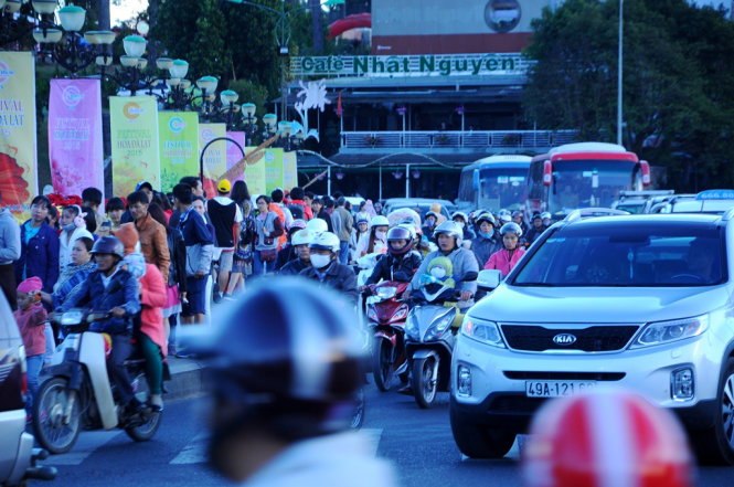 Các phương tiện di chuyển rất khó khăn qua đường Trần Quốc Toản - Ảnh: Lâm Thiên.