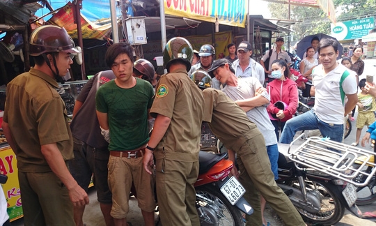 1457081665-nu-sinh-vien-quat-nga-ten-trom-xe-may-o